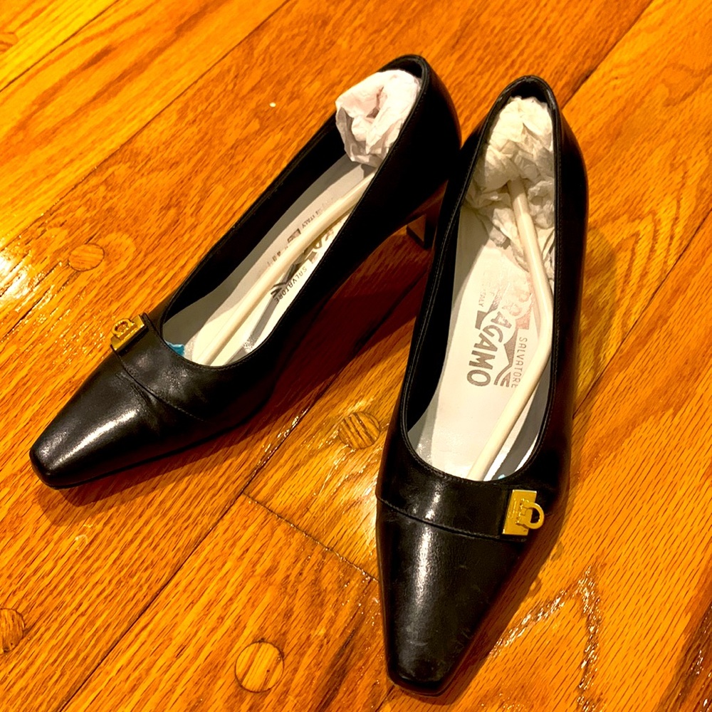 Ferragomo black leather pumps